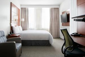 芝加哥中央鲁普酒店的酒店客房带一张大床和一把椅子