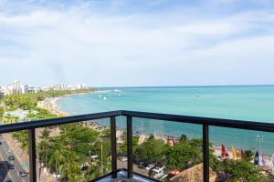 马塞约Duplex Neo 2.0 na Praia de Pajuçara的从度假村的阳台上可欣赏到海滩景色