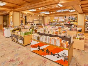 真庭市Yukai Resort Terunoyu的一间杂货店,有商店的农产品区