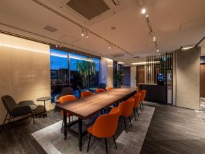 神户神户广场酒店 的一间会议室,配有长桌子和椅子