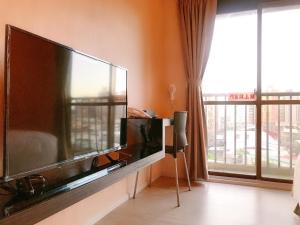 台北沃客商旅 - 成功馆的客厅配有大屏幕平面电视