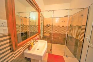 康提Y&Y Residence的一间带水槽和淋浴的浴室