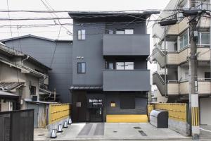 京都Tofukuji Riverside的黄色和黑色外墙的建筑