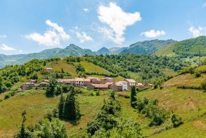 La FocellaTerra Ecoturismo Casa La Casita verde的山丘上的村庄,以山丘为背景