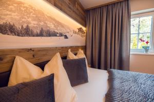 齐勒河谷采尔竞技场公寓的配有枕头的床的酒店客房