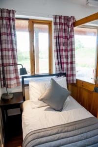 考布里奇Cowbridge Cabins的一张位于带窗户的房间的床