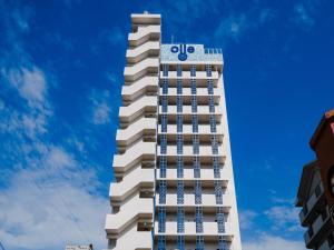 北谷町oile by DSH Resorts的上面有斜纹标志的高大的白色建筑