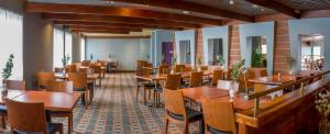 拉赫蒂GreenStar Hotel Lahti的用餐室配有木桌和椅子