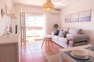 蓬塔翁布里亚Apartamento nuevo junto a la playa vistas al mar的客厅配有沙发和桌子