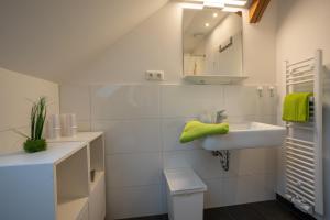 埃森Wohnen wie zu Hause的白色的浴室设有水槽和镜子