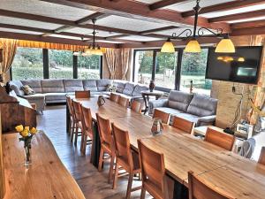 锡默拉特Ferienhaus im Wiesengrund的客厅配有大型木桌和椅子