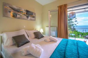 瓦西里科斯Alavastros Maisonettes Near 3 sandy beaches的一间卧室设有一张床,享有海景