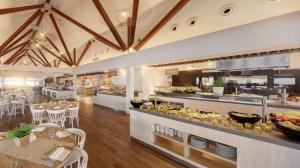 拉巴克Valamar Bellevue Resort的餐厅设有桌椅,供应自助餐。