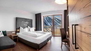 厄茨Berghotel & Gasthof Marlstein的酒店客房设有床和窗户。