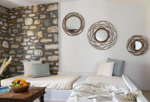 圣安娜纳克索斯Casa Kaly的墙上花圈的房间里设有两张床