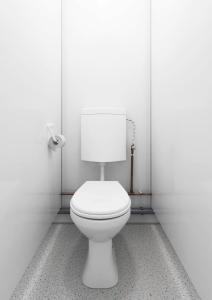 于贝尔塞Almdorado的浴室位于隔间内,设有白色卫生间。