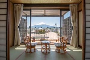 富士河口湖Tabist Fuji inn Ohashi Fujikawaguchiko的客房设有山景阳台。