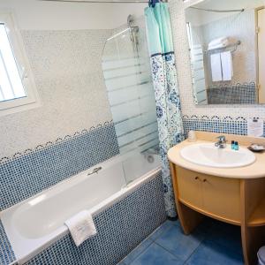圣吉尔莱班克尔维根旅馆的带浴缸、水槽和淋浴的浴室