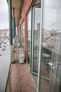 乌日霍罗德Alina Hotel & Hostel的享有街道景色的建筑阳台