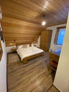 拉斯托瓦卡FLORA HOUSE的一间卧室设有一张床和木制天花板
