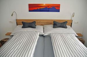 利德阿尔卑斯Alpen-Park 1. Stock West的两张位于房间的床,配有两个枕头