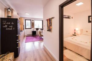 锡纳亚RentForComfort Castle Suite的一间设有一张床的房间和一间带镜子的房间