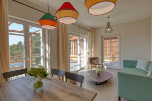 阿伦扎诺Mirandola Suites的客厅配有桌子和沙发