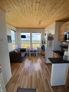 雷克霍特Blue View Cabin 3B With private hot tub的厨房以及带沙发和桌子的客厅。