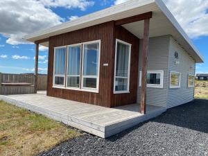 雷克霍特Blue View Cabin 4A With private hot tub的一座小房子,在田野上设有木甲板
