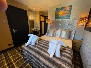 奈恩阿尔伯特宾馆的酒店客房的床上有两条毛巾