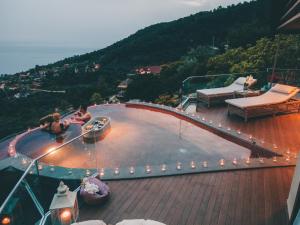 法拉尔雅里斯亚酒店的阳台设有游泳池,上面有灯光