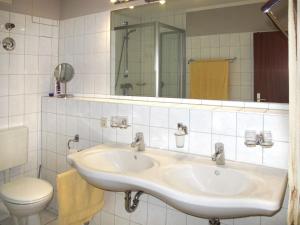 格洛韦Apartment Glowe - GLW662 by Interhome的一间带水槽、卫生间和镜子的浴室