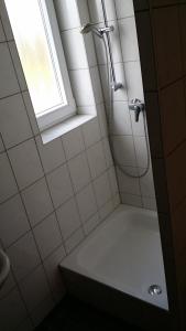 比兴博伊伦达·弗朗哥旅店餐厅的带淋浴、浴缸和窗户的浴室