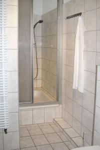 布雷格Apartment Kap Arkona by Interhome的带淋浴的浴室和窗户
