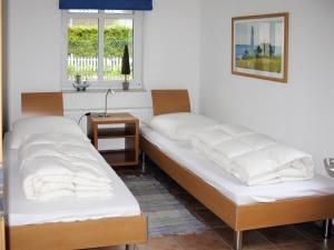 布雷格Apartment Kap Arkona by Interhome的带窗户的客房内设有两张单人床。