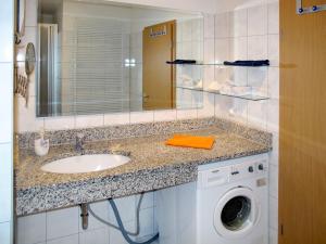 布雷格Apartment Kap Arkona by Interhome的一间带水槽和洗衣机的浴室