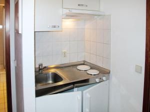 格洛韦Apartment Glowe - GLW650 by Interhome的一个带水槽和柜台的小厨房