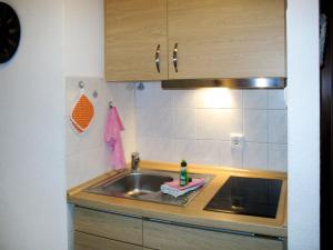 格洛韦Apartment Glowe - GLW657 by Interhome的厨房配有水槽和台面