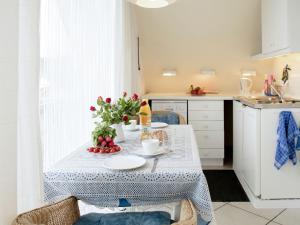 特拉森海德Apartment Christina III by Interhome的厨房配有一张带蓝白桌布的桌子