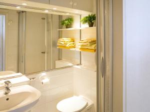 特拉森海德Apartment Christina IV by Interhome的一间带水槽、卫生间和镜子的浴室