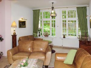 岑平Apartment Hortensie - ZEM108 by Interhome的带沙发、椅子和窗户的客厅