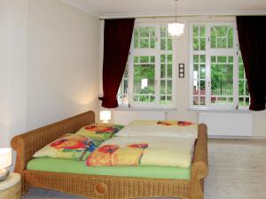 岑平Apartment Hortensie - ZEM108 by Interhome的卧室设有2张位于窗户前的床铺。