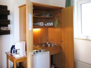 乌埃克尔明德Apartment Lagunenstadt Ueckermünde-2 by Interhome的一间带水槽和微波炉的小厨房