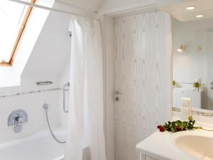 特拉森海德Apartment Christina II by Interhome的带淋浴和盥洗盆的白色浴室