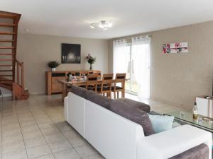 佩罗斯-吉雷克Holiday Home Les Camélias - PGC106 by Interhome的客厅配有白色的沙发和桌子