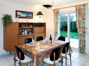 Trégastel-PlageHoliday Home Palacret - TGP306 by Interhome的一间带桌椅的用餐室