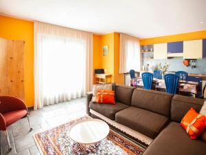 波尔莱扎Apartment Bellavista by Interhome的带沙发的客厅和用餐室