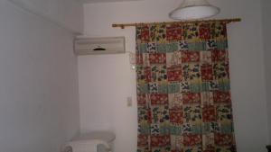 卡尔扎迈纳法尼亚公寓的带淋浴帘和卫生间的浴室