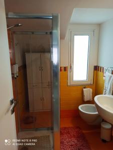 蒙特西尔瓦诺Appartamento comfort a pochi passi dal mare的带淋浴和盥洗盆的浴室