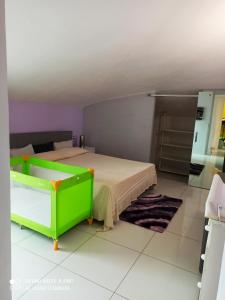 蒙特西尔瓦诺Appartamento comfort a pochi passi dal mare的一间卧室设有一张床和一个绿色浴缸